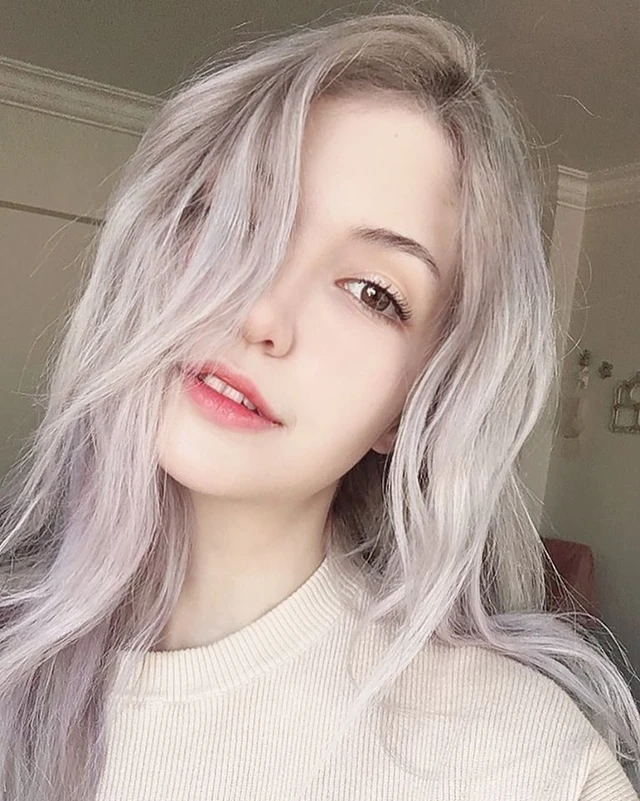 Nhan sắc ngọt ngào, body nóng bỏng và mái tóc bạch kim nổi bật khiến nữ thiên thần Liên minh huyền thoại luôn gây chú ý mỗi lần xuất hiện. (Ảnh: GameK)