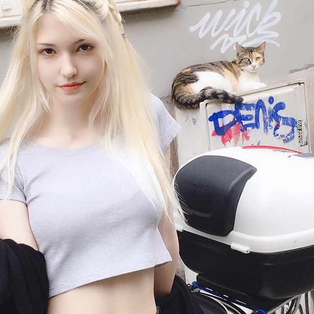 Dù là gương mặt mới và chưa có thành tích thi đấu quá nổi bật, Sylchasie đã sở hữu một lượng fans hùng hậu. Trong một đợt vote “chia fan”, cô đã bỏ xa INTZ.Mayumi trên bảng xếp hạng, đủ để thấy nữ thiên thần đi mid LMHT này hot đến mức nào. (Ảnh: GameK)