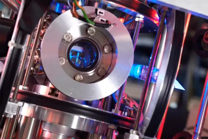 Phát triển bởi Viện Đo lường Quốc gia Trung Quốc, đồng hồ nguyên tử NIM-TF3 không chỉ là một kỳ quan khoa học, mà còn là công cụ vô giá trong chiến lược quân sự hiện đại. (Ảnh: The Eastern Herald)