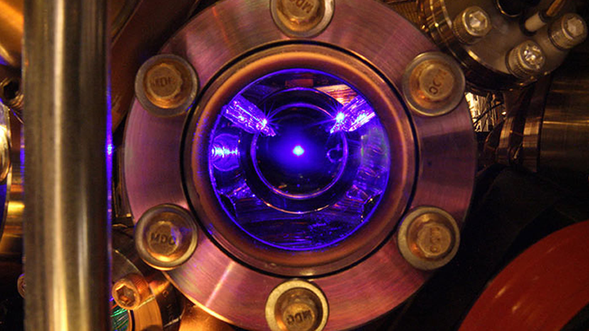 NIM-TF3 cao 1,5 m, tương đương một chiếc tủ lạnh cửa đơn, có thể dễ dàng vận chuyển trên các xe quân sự tới những khu vực chiến sự. Thiết bị này hoạt động dựa trên chuyển động của nguyên tử cesium, loại nguyên tử có tần số dao động ốn định, đảm bảo độ chính xác vô song. (Ảnh: MSN)