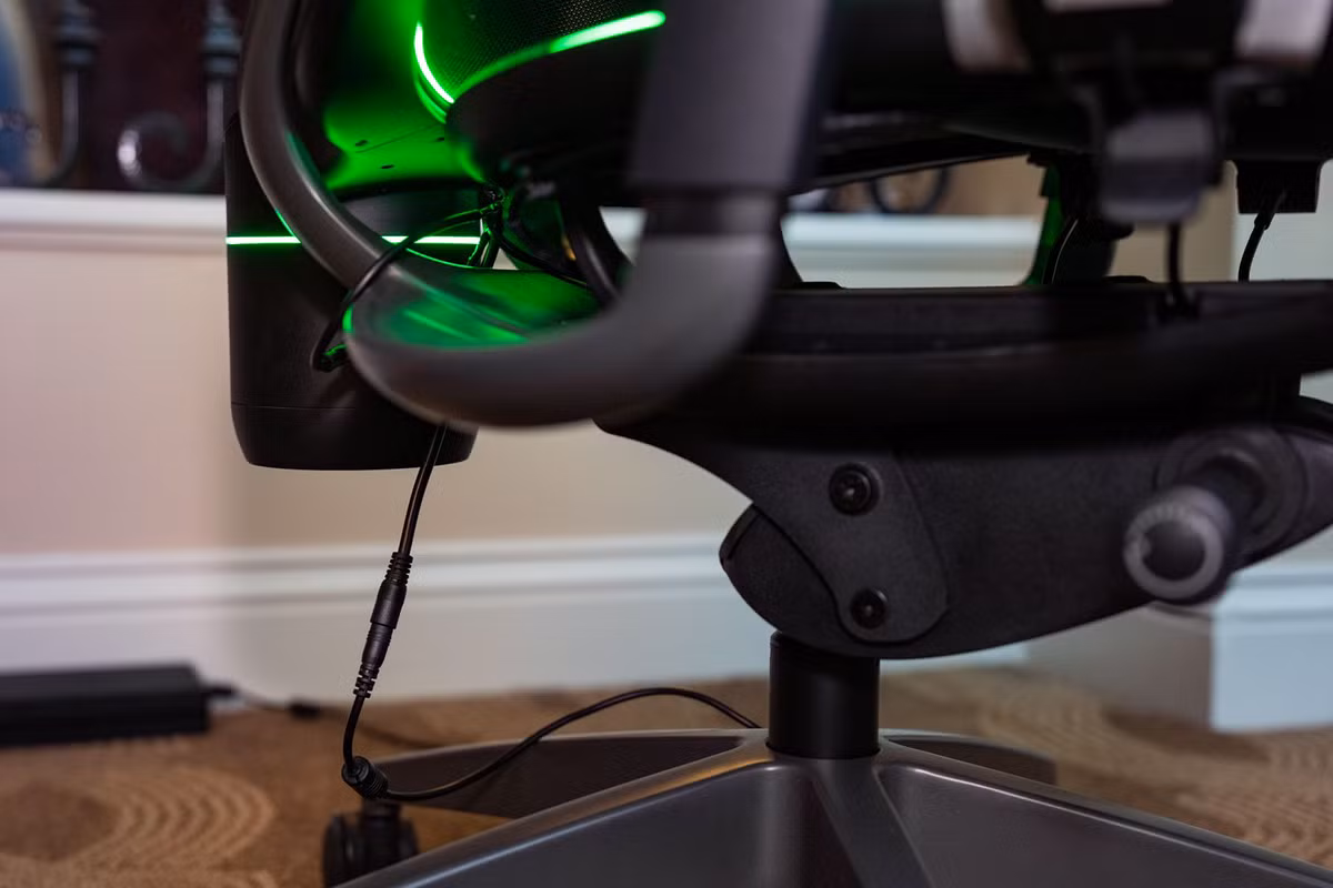 Ghế còn được trang bị đèn RGB, hiển thị màu sắc theo chế độ đang sử dụng, từ xanh lá cây, xanh lam, đỏ, đến tím hoặc cam. (Ảnh: The Verge)