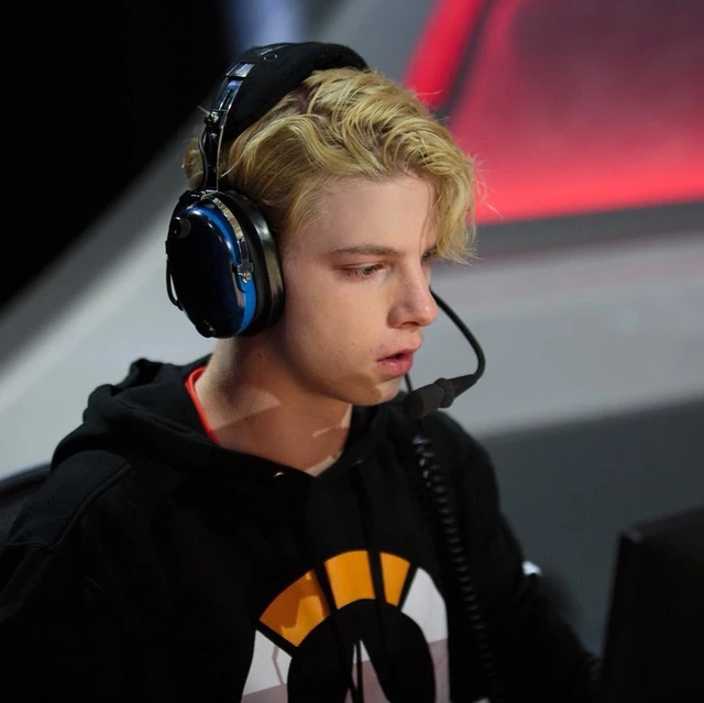 4. Agilities: Agilities gây thương nhớ với mái tóc vàng quyến rũ và nụ cười tỏa nắng, khiến mọi ánh mắt đổ dồn vào anh trong mỗi trận đấu. (Ảnh: gamek)