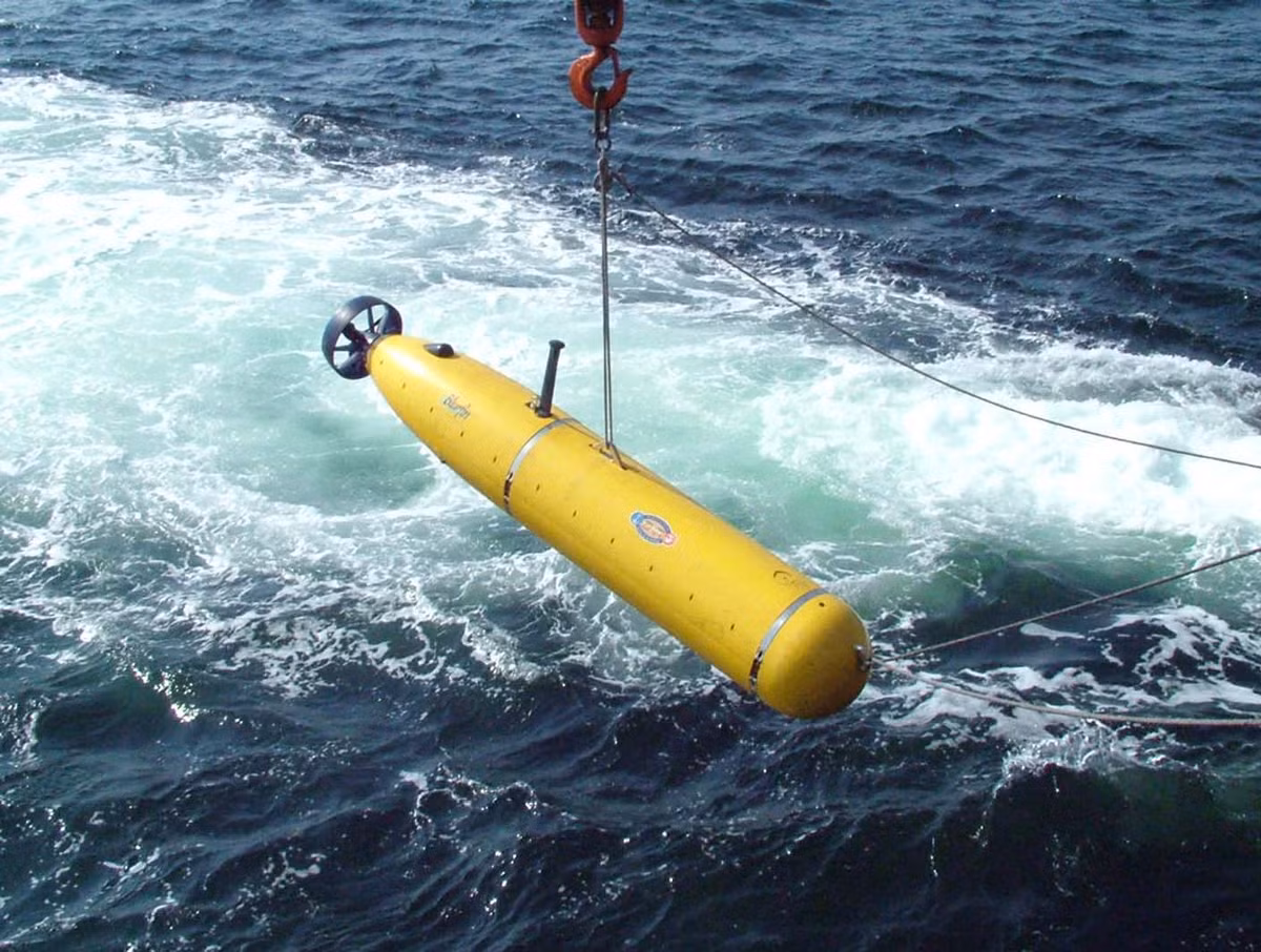 7. Tàu ngầm tự động hóa: Tàu ngầm tự động được điều khiển hoàn toàn bởi AI, có khả năng hoạt động dưới nước trong thời gian dài mà không cần sự can thiệp của con người. Chúng được trang bị các hệ thống cảm biến tiên tiến để thu thập thông tin tình báo, theo dõi tàu địch và thực hiện các nhiệm vụ như dò tìm mìn hoặc phá hoại các cơ sở hạ tầng dưới nước. (Ảnh: Picsea)