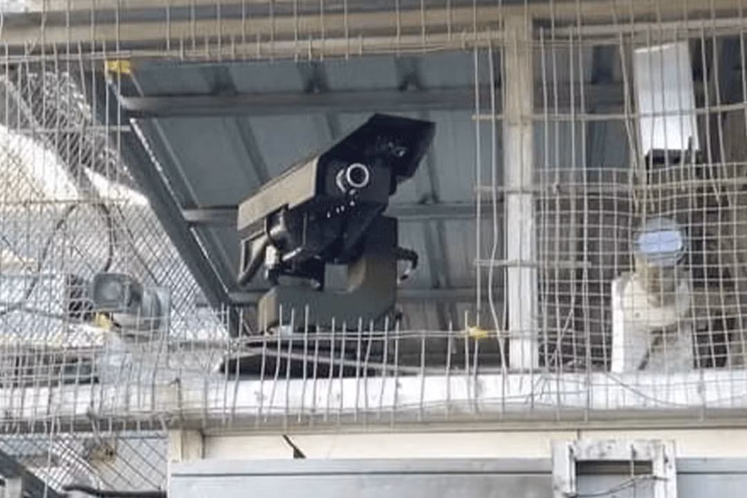 1. Súng máy tự động: AI được sử dụng để điều khiển súng máy tự động tại các khu vực xung đột như Bờ Tây và Dải Gaza. Những khẩu súng này có thể theo dõi và bắn mục tiêu mà không cần mệnh lệnh trực tiếp từ con người, làm dấy lên lo ngại về nguy cơ sát thương dân thường. (Ảnh: reddit)