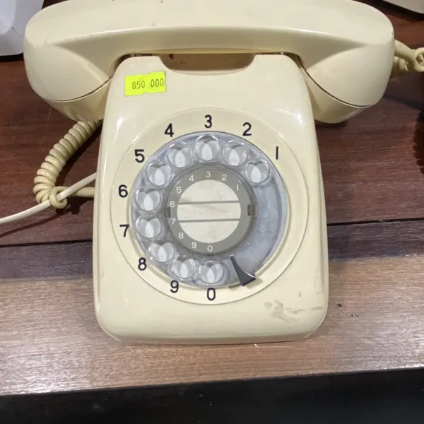 4. Điện thoại bàn: Trước khi điện thoại di động trở thành vật bất ly thân, điện thoại bàn là phương tiện giao tiếp chính của hầu hết các hộ gia đình. Tuy nhiên, sự phổ biến của smartphone đã khiến điện thoại bàn gần như không còn tồn tại trong nhiều gia đình, và khi cần thiết, nhiều người đã chọn các thiết bị liên lạc di động thay thế. (Ảnh: Nhà Đồ Cổ)