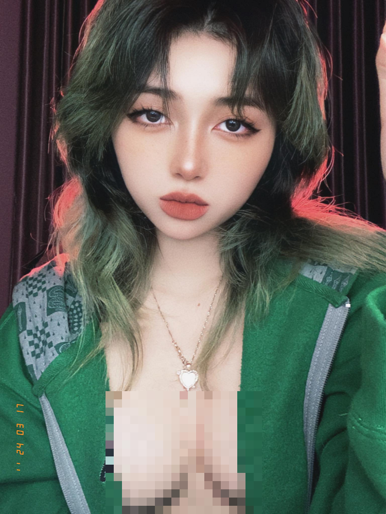 Mercury Nguyen theo đuổi phong cách sexy, mang đậm chất nghệ thuật và bí ẩn, mọi tạo hình của cô đều khiến fan phải mắt chữ A miệng chữ O. Mỗi lần "kéo áo", Mercury đều thu hút sự chú ý mạnh mẽ từ cộng đồng. (Ảnh: Gamek)