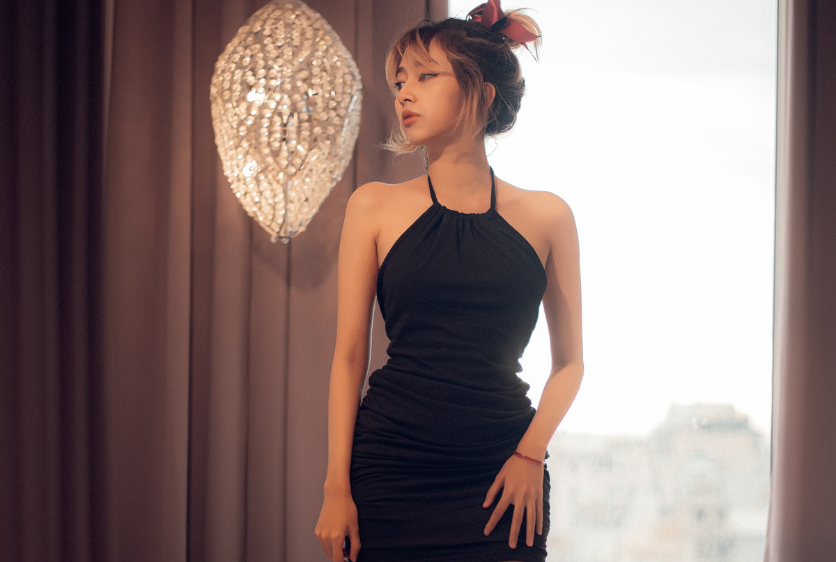 Nổi lên với vai trò là nữ trọng tài VCS 2020 (League of Legends Vietnam Championship Series - Giải vô địch thể thao điện tử Liên Minh Huyền Thoại Việt Nam), Mecury Nguyen ghi điểm nhờ ngoại hình xinh đẹp. (Ảnh: Gamek)