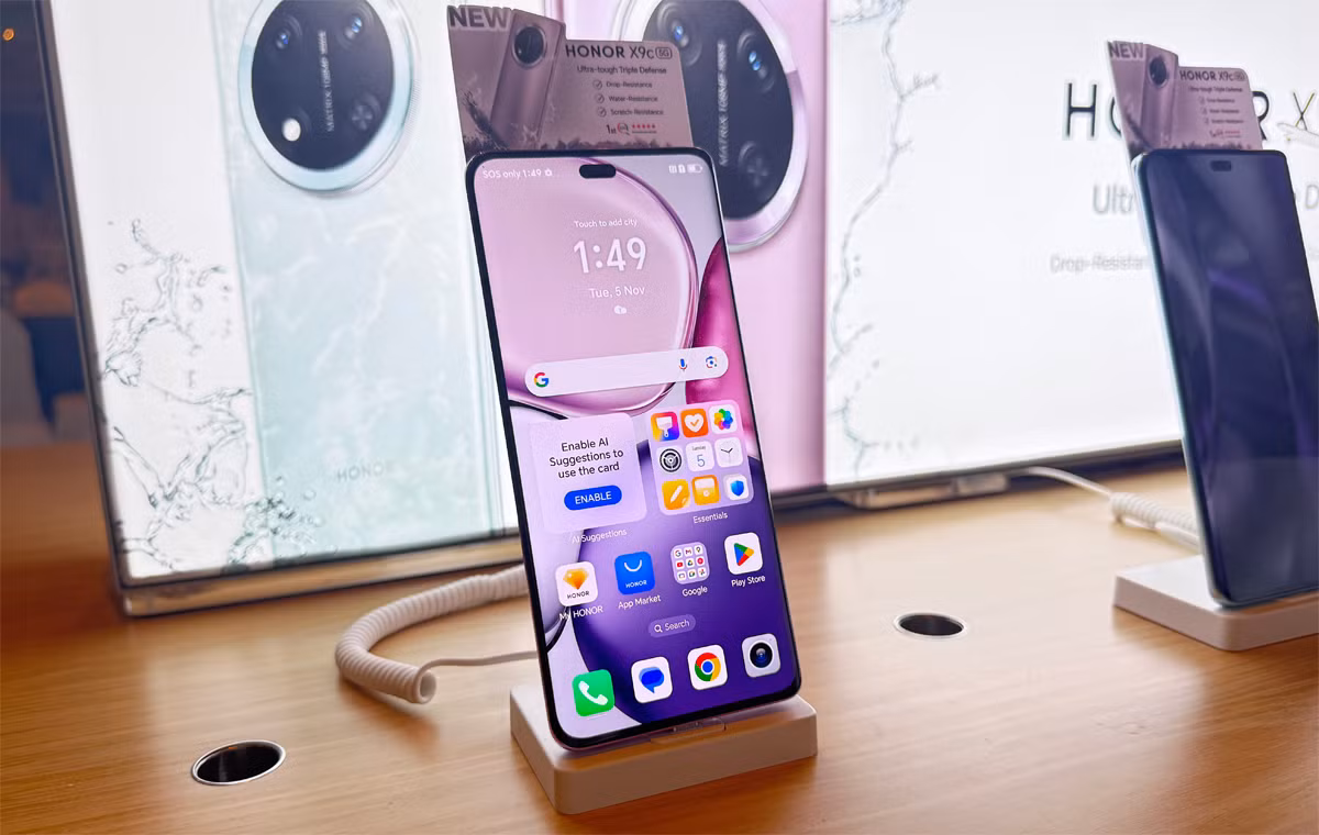 6. Lựa chọn sáng giá trong tầm trung: Với sự kết hợp hoàn hảo giữa thiết kế sang trọng, hiệu năng mạnh mẽ, thời lượng pin dài và độ bền cao, Honor X9c xứng đáng trở thành ứng cử viên sáng giá trong phân khúc tầm trung. (Ảnh: HardwareZone)