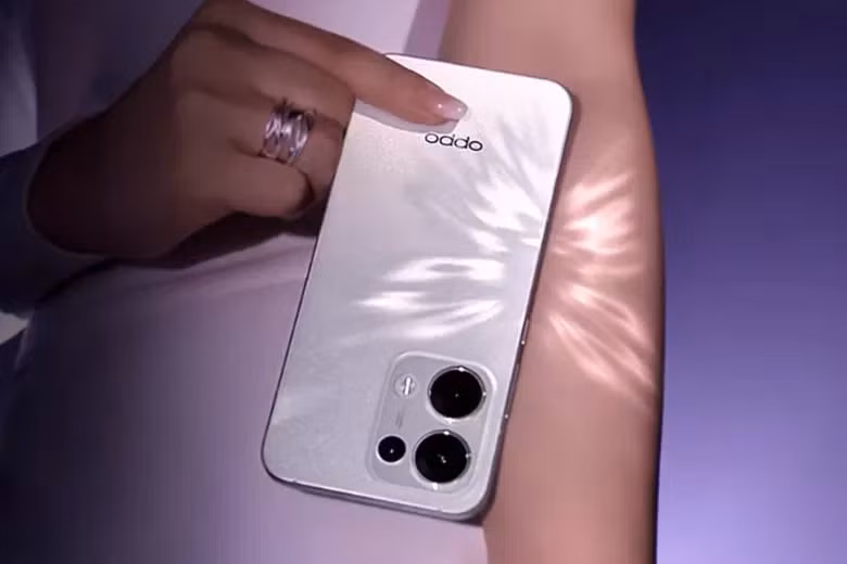 Mặt lưng nguyên khối được khắc họa họa tiết "cánh bướm" độc đáo, tạo hiệu ứng ánh sáng uốn lượn, khiến người dùng không thể rời mắt ngay từ lần đầu nhìn thấy. (Ảnh: Viettablet)