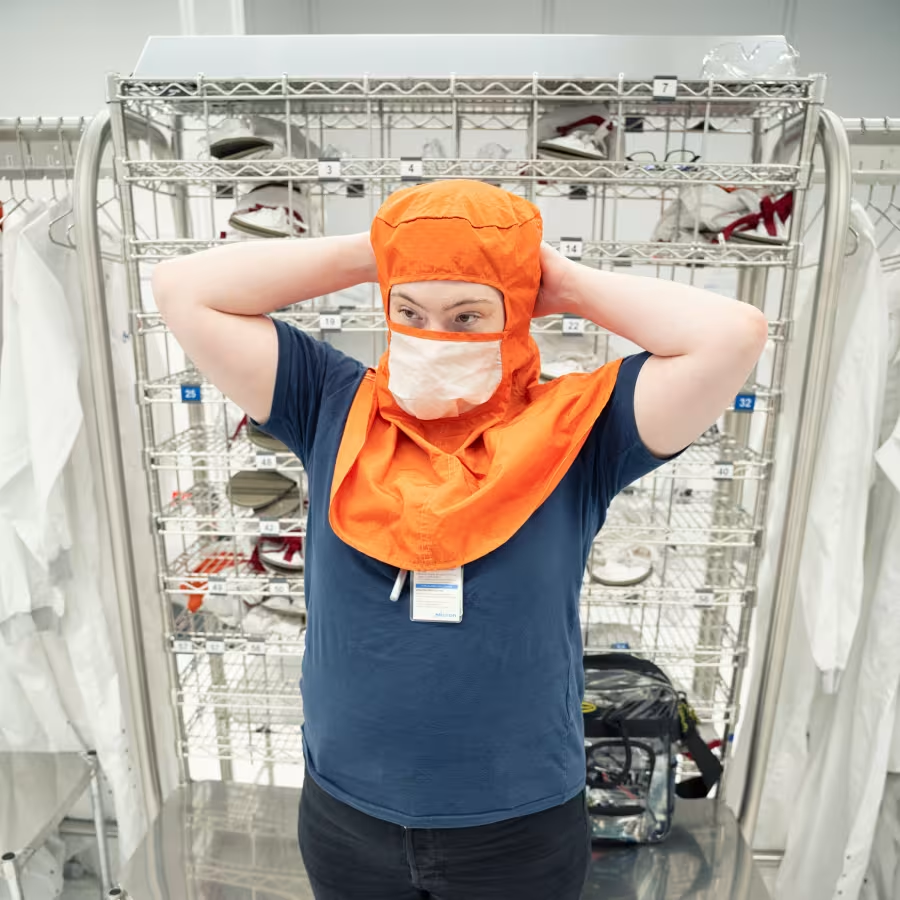 Cô làm việc trong môi trường khắt khe, đảm bảo máy hoạt động liên tục để tránh làm ngừng trệ toàn bộ nhà máy sản xuất chip. (Ảnh: WSJ)