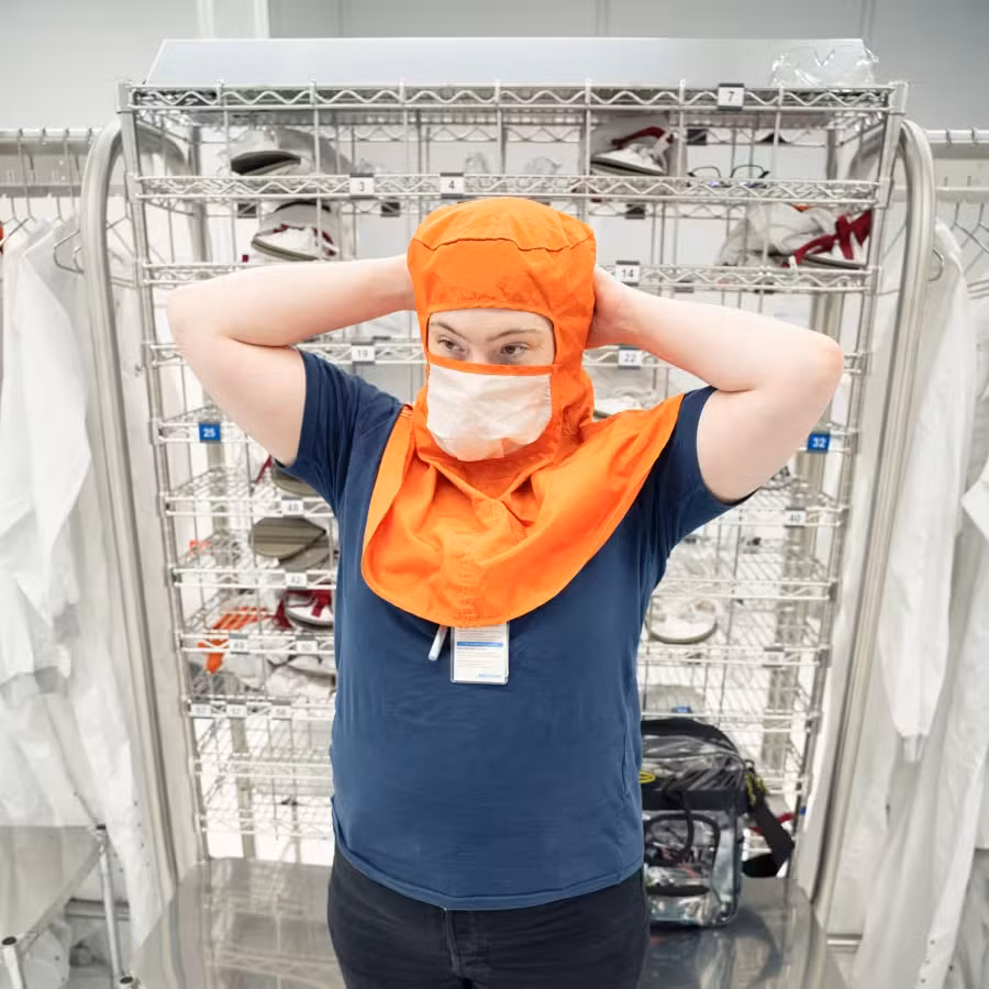 Cô làm việc trong môi trường khắt khe, đảm bảo máy hoạt động liên tục để tránh làm ngừng trệ toàn bộ nhà máy sản xuất chip. (Ảnh: WSJ)