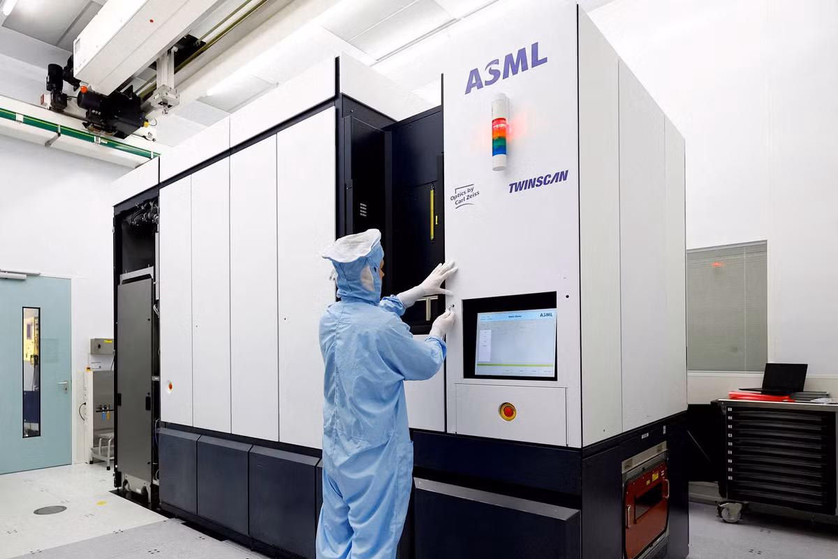 Máy in thạch bản cực tím (EUV) của công ty Hà Lan ASML là công cụ quan trọng trong việc sản xuất chip bán dẫn – nền tảng của công nghệ hiện đại. Mỗi cỗ máy trị giá hàng trăm triệu USD, với hơn 100.000 bộ phận và công nghệ laser siêu chính xác. (Ảnh: tovima.com)