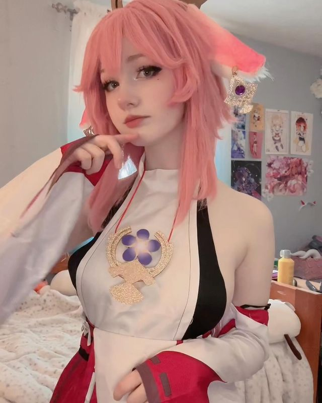 Strawbemee, một nữ game thủ và coser tài năng, không phải là cái tên xa lạ với những người theo dõi các hoạt động liên quan đến Genshin Impact. Với hơn 30 nghìn người theo dõi trên mạng xã hội, cô được biết đến nhờ khả năng sáng tạo và cách thể hiện đầy sức hút khi hóa thân thành các nhân vật trong game.(Ảnh: motgame.vn)