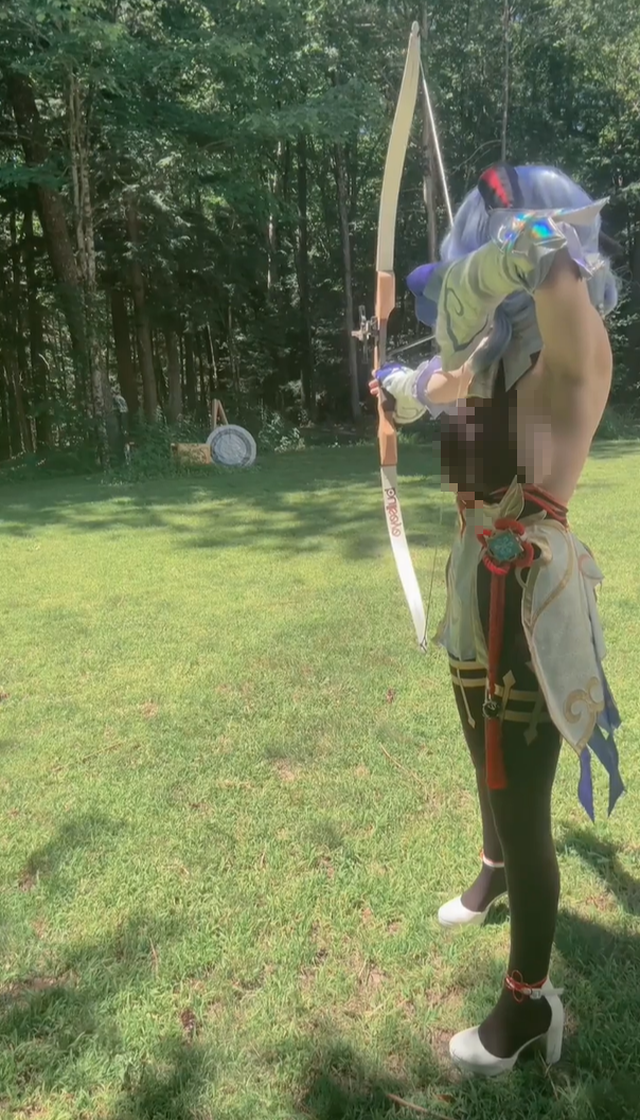 Gần đây, cô nàng đã khiến cộng đồng xôn xao với video cosplay Ganyu chơi bắn cung. Không chỉ tái hiện chân thực từng chi tiết trang phục và thần thái của nhân vật, strawbemee còn gây chú ý với sự táo bạo trong thiết kế trang phục, kết hợp lớp áo mỏng khoe khéo vóc dáng quyến rũ. Video này nhanh chóng đạt hàng nghìn lượt xem và chia sẻ, biến strawbemee thành cái tên "nóng" trong giới coser và game thủ.(Ảnh: Gamek)