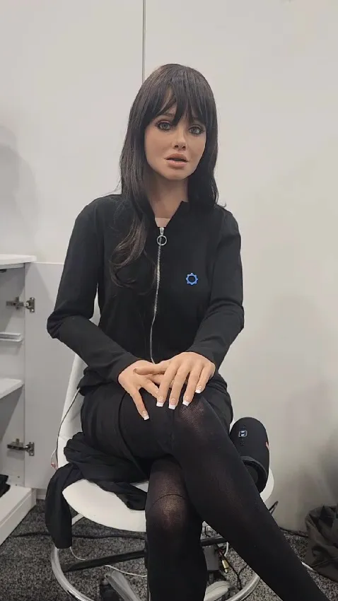 Robot Melody nổi bật với chuyển động linh hoạt, thiết kế mô-đun dễ vận chuyển, và công nghệ da chân thực cùng khả năng giao tiếp bằng mắt.(Ảnh:The Sun)