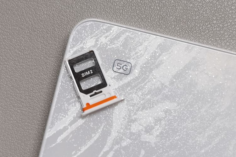 Máy có cụm camera 64MP + 8MP (siêu rộng) + 2MP (macro) và camera trước 16MP, phù hợp cả cho chụp ảnh.(Ảnh: kompas.com)