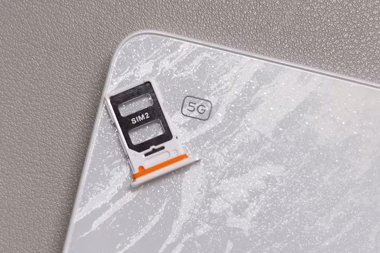 Máy có cụm camera 64MP + 8MP (siêu rộng) + 2MP (macro) và camera trước 16MP, phù hợp cả cho chụp ảnh.(Ảnh: kompas.com)