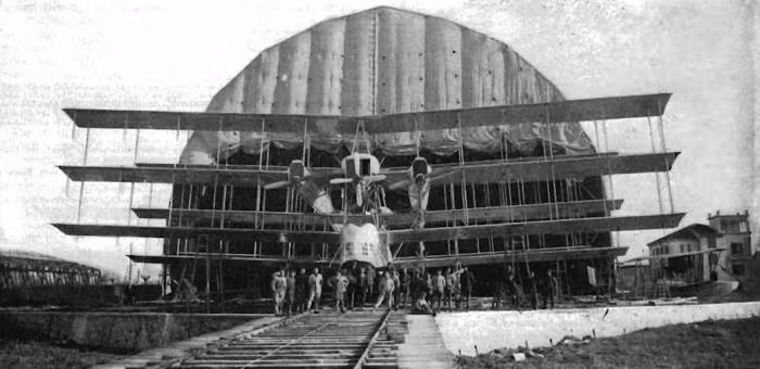 Được trang bị 8 động cơ Liberty L-12 V12, nó có sải cánh 30 mét, cao 9 mét, nặng hơn 15 tấn và tốc độ tối đa 140 km/h.(Ảnh: LiveJournal)