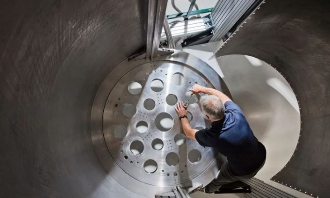 IBM chế tạo siêu tủ lạnh Goldeneye để làm lạnh máy tính lượng tử, với nhiệt độ thấp hơn không gian 1.000 lần. (Ảnh: IBM)