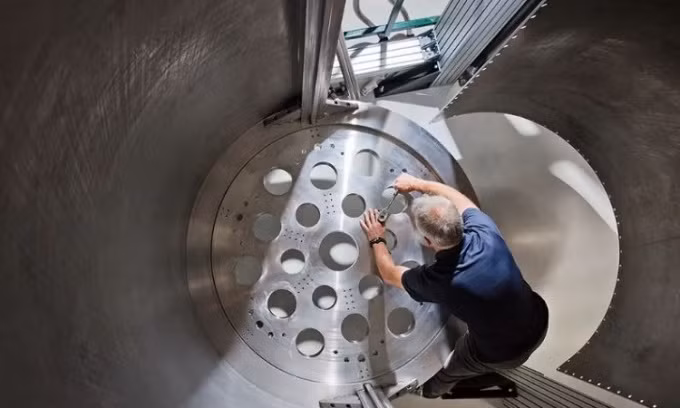 IBM chế tạo siêu tủ lạnh Goldeneye để làm lạnh máy tính lượng tử, với nhiệt độ thấp hơn không gian 1.000 lần. (Ảnh: IBM)