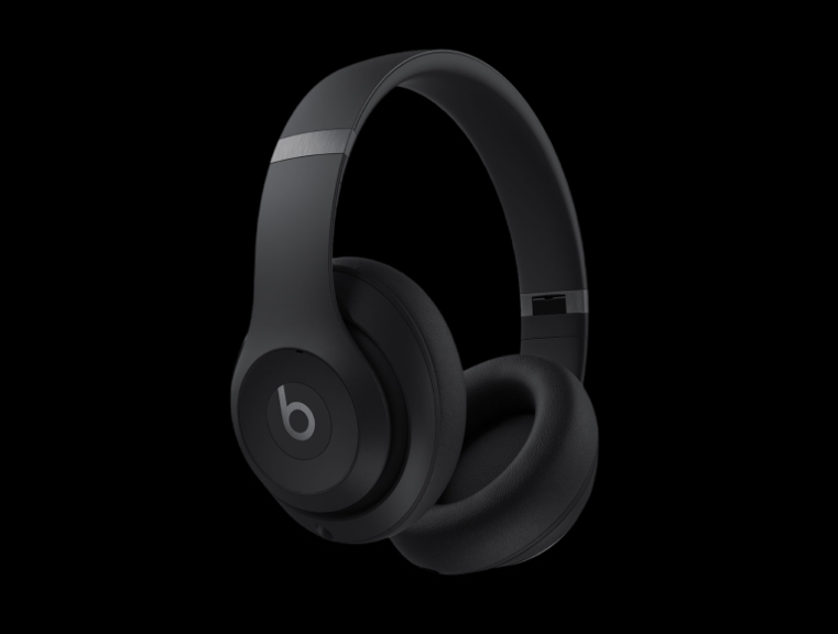 Beats Studio Pro là tai nghe over-ear mới từ thương hiệu Beats, mang thiết kế quen thuộc với nhiều cải tiến vượt trội. (Ảnh: Uvation Marketplace)