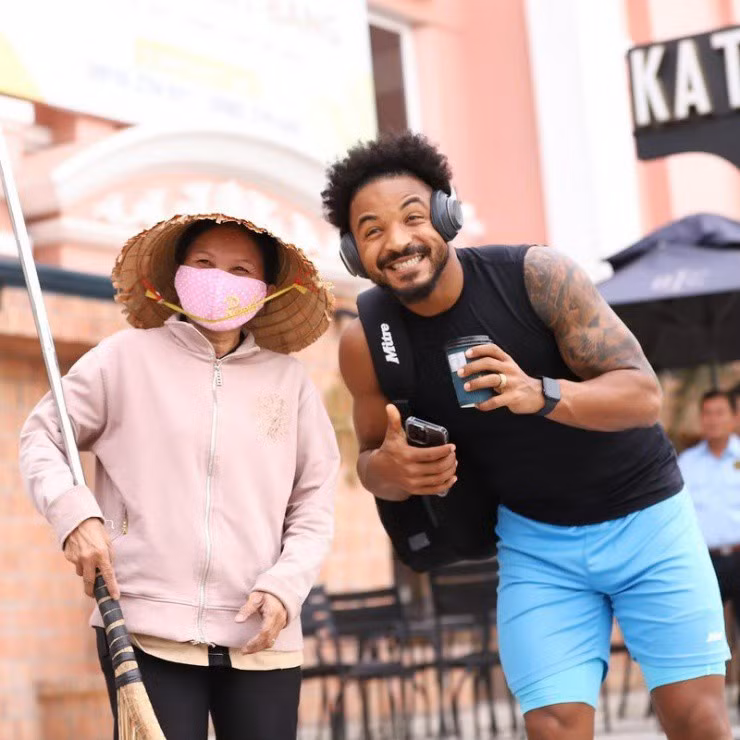 Trong nhiều hình ảnh cùng người hâm mộ, Xuân Son thường xuyên đeo tai nghe không dây Beats Studio Pro (mức giá bán từ 7,99 triệu đồng). (Ảnh: Người đưa tin)