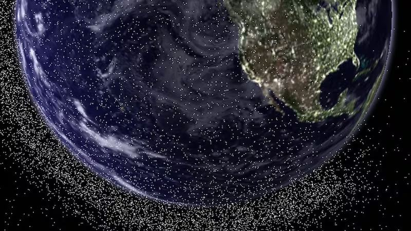 Hội chứng Kessler không chỉ đe dọa phi hành gia mà còn có thể làm gián đoạn các dịch vụ thiết yếu, ảnh hưởng đến cuộc sống trên Trái Đất. (Ảnh: The National)