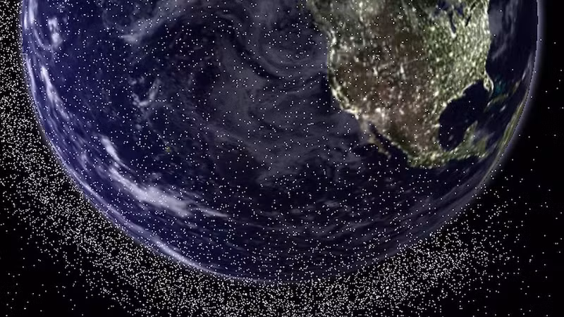 Hội chứng Kessler không chỉ đe dọa phi hành gia mà còn có thể làm gián đoạn các dịch vụ thiết yếu, ảnh hưởng đến cuộc sống trên Trái Đất. (Ảnh: The National)