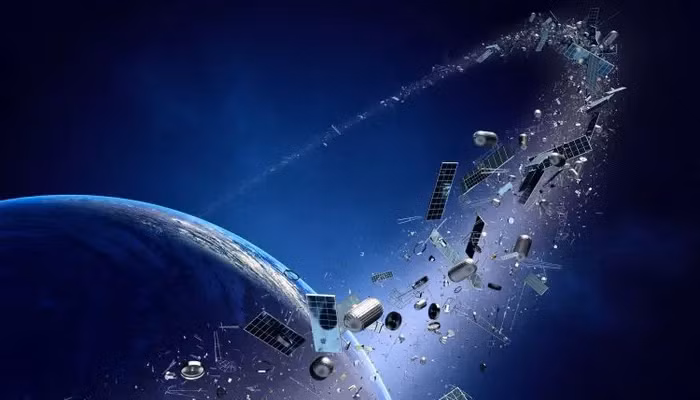 Một sự cố lớn vào cuối năm 2024 khi vệ tinh Intelsat 33e vỡ ra thành hàng trăm mảnh đã làm gia tăng lo ngại về tình trạng tích tụ rác vũ trụ. (Ảnh: Day News TV)