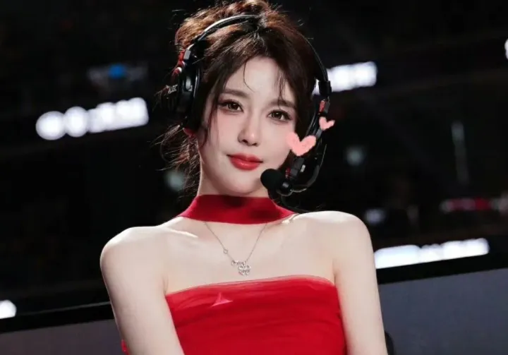 Rita tên thật là Phùng Vũ, được biết đến với tư cách một nữ streamer đình đám của cộng đồng LMHT Trung Quốc. Cô sở hữu khuôn mặt có nét lai Tây, vóc dáng cao ráo, nóng bỏng. (Ảnh: gameK)