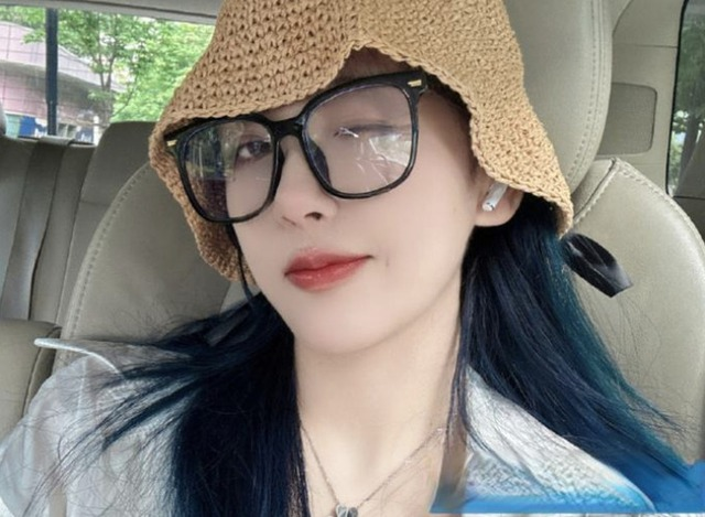 Các trang tin Trung Quốc, như QQNews, cũng bày tỏ thất vọng, nhấn mạnh sự tương phản giữa hình ảnh trước và sau ống kính livestream. (Ảnh: Phụ nữ số)