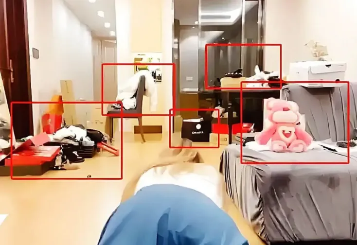 Trong một lần livestream, Rita vô tình để lộ căn phòng cá nhân bừa bộn, đồ đạc vứt lung tung và giường chất đầy đồ dùng, khiến người xem ngỡ ngàng. (Ảnh: gameK)