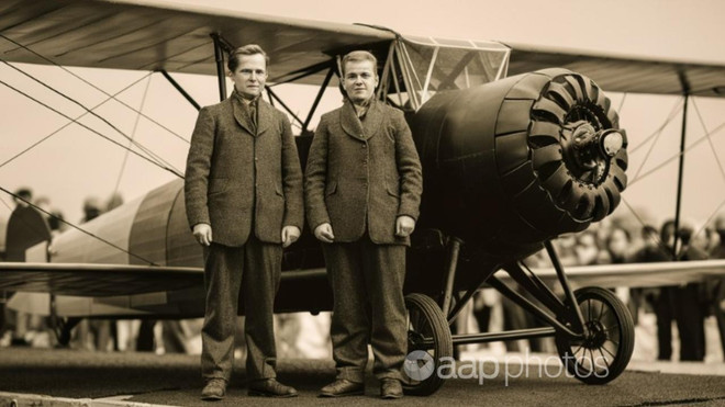 Một bức ảnh lan truyền trên mạng xã hội cho thấy hai thanh niên tóc vàng, tươi cười tạo dáng trước một chiếc máy bay hai tầng cánh cổ, được chú thích là Orville và Wilbur Wright. Đây là ảnh giả do AI tạo ra. Ảnh thật từ thời điểm chuyến bay đầu tiên cho thấy Orville để ria mép và Wilbur cao hơn, đội mũ, hoàn toàn khác biệt so với cặp thanh niên trong bức ảnh giả. (Ảnh: AAP.com.au)