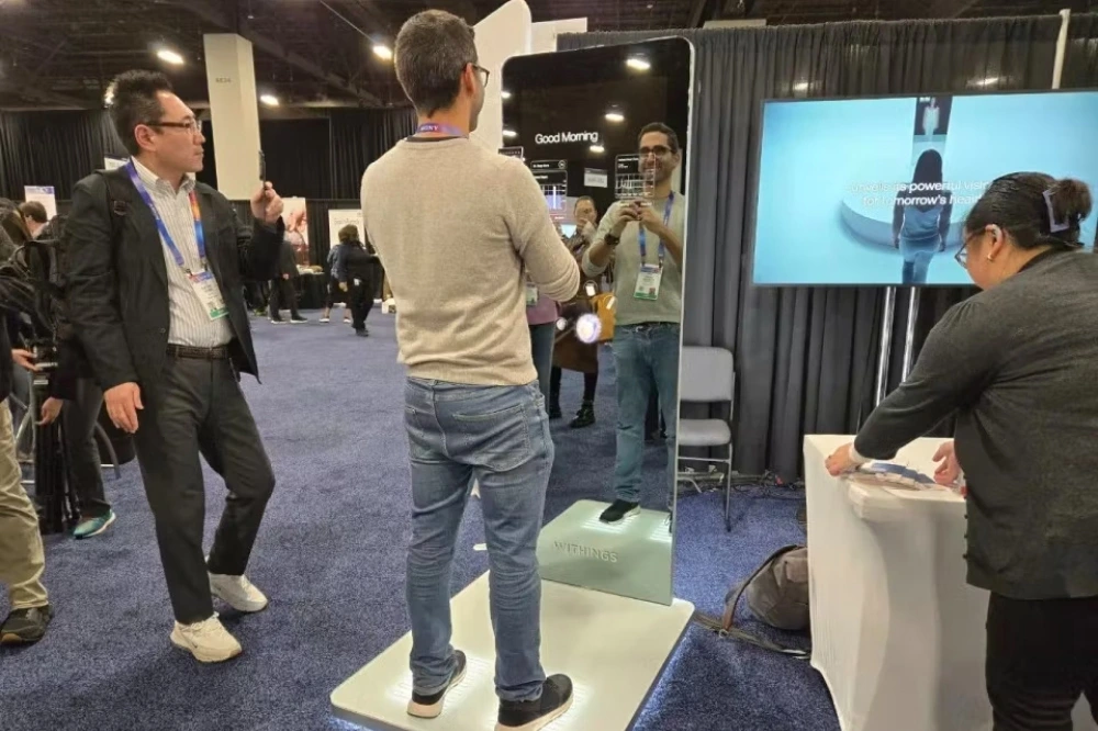 Các cảm biến tích hợp theo dõi cân nặng, khối lượng cơ, nhịp tim, chức năng phổi, và nhiều chỉ số khác.(Ảnh: VOV)