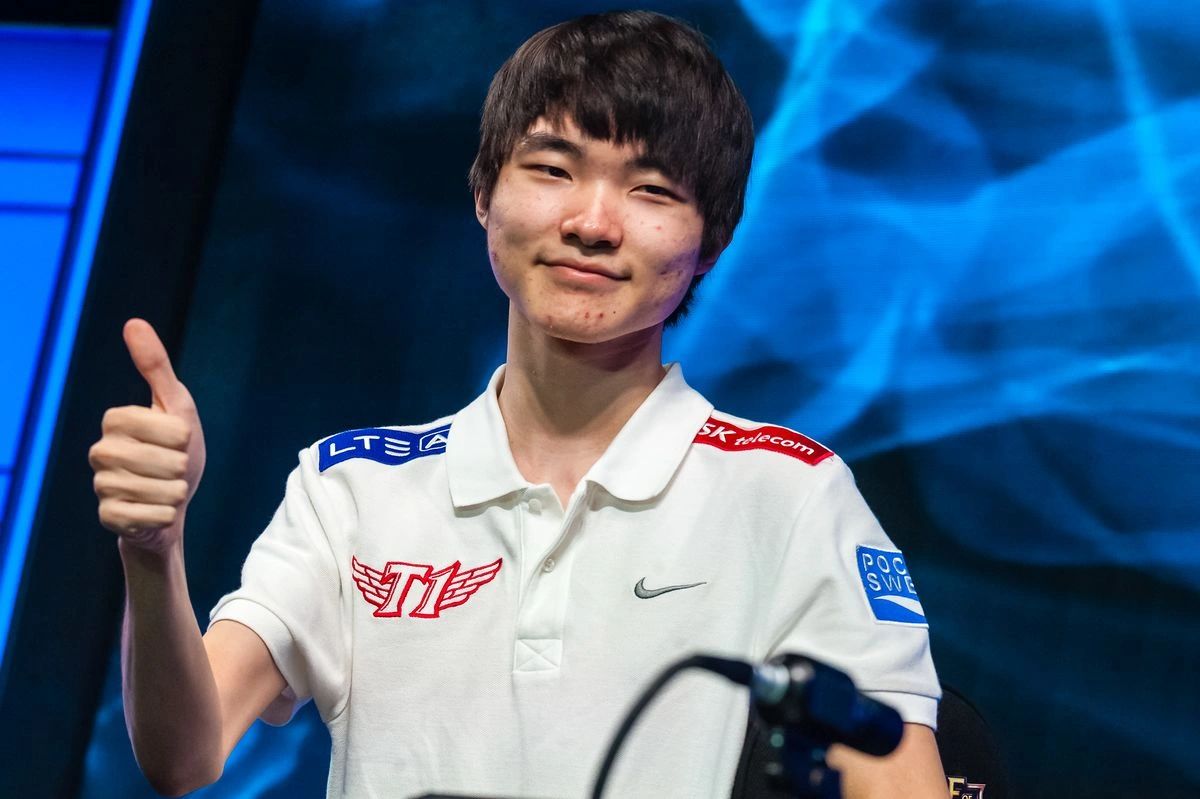 Faker từng từ bỏ học cấp 3 để theo đuổi sự nghiệp game thủ, nhận được sự ủng hộ tuyệt đối từ gia đình. (Ảnh: news.onlive.vn)