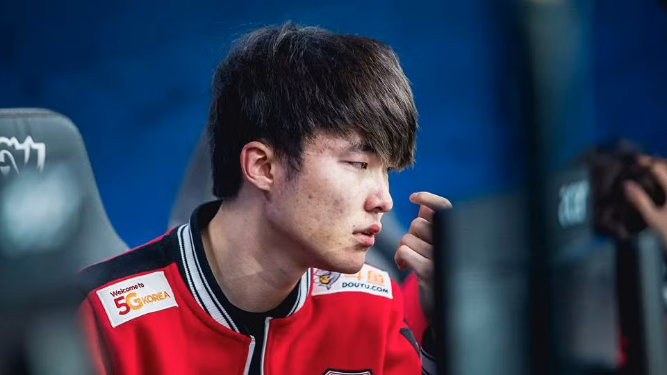 Bí quyết thành công của Faker là tập luyện từ 10-15 tiếng mỗi ngày và hạn chế sử dụng mạng xã hội. (Ảnh: news.onlive.vn)