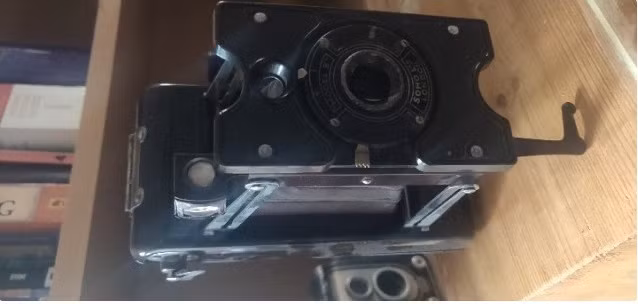 2. Máy ảnh cổ năm 1926: Được chế tác từ những năm đầu thế kỷ 20, chiếc máy ảnh này không chỉ chụp ảnh rõ nét mà còn giữ nguyên độ bền. Cơ chế hoạt động tinh vi của nó là biểu tượng cho sự khéo léo trong thiết kế máy móc thời bấy giờ. (Ảnh: Boredpanda)