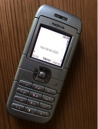 8. Điện thoại Nokia cổ điển: Dù chỉ được sử dụng để báo thức, chiếc Nokia này vẫn lưu giữ trọn vẹn những ký ức qua tin nhắn cũ. (Ảnh: Boredpanda)