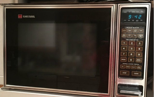 6. Lò vi sóng hơn 40 năm tuổi: Kiểu dáng không hề lỗi thời, chiếc lò vi sóng này tiếp tục làm tốt nhiệm vụ nấu nướng suốt bốn thập kỷ. (Ảnh: Boredpanda)