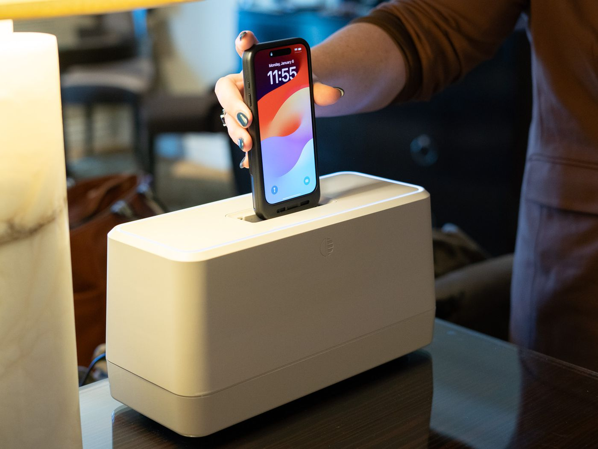 6. Sạc điện thoại trong 2 giây: Swippitt thay pin nhanh như máy nướng bánh mì, tương thích với ốp lưng đặc biệt. (Ảnh: The Verge)