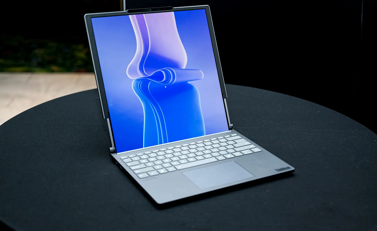 3. Laptop màn hình cuộn: Lenovo ThinkBook Plus Gen 6 có màn hình OLED cuộn, mở rộng từ 14 lên 16,7 inch. (Ảnh: WIRED)