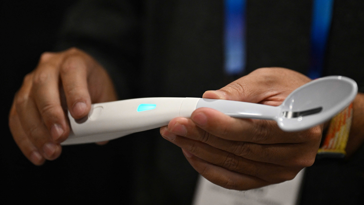 2. Muỗng tăng hương vị: Thiết bị công nghệ này dùng dòng điện nhẹ để tạo cảm giác ngọt/mặn cho thực phẩm ít muối. (Ảnh: Wallpaper Magazine)