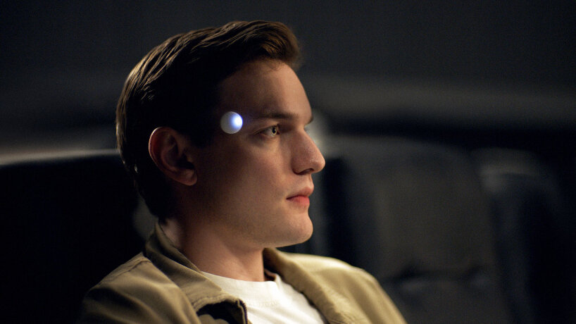 4. Trợ lý AI gắn thái dương: Omi, thiết bị AI có thể trả lời câu hỏi, ghi chú và tóm tắt thông tin, đeo dưới dạng vòng cổ hoặc gắn thái dương. (Ảnh: Designboom)