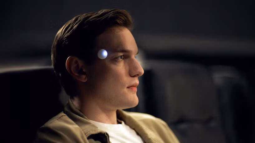 4. Trợ lý AI gắn thái dương: Omi, thiết bị AI có thể trả lời câu hỏi, ghi chú và tóm tắt thông tin, đeo dưới dạng vòng cổ hoặc gắn thái dương. (Ảnh: Designboom)