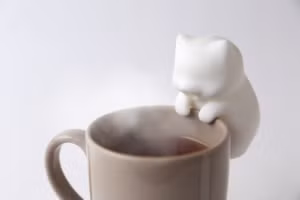 1. Mèo robot làm nguội cà phê: Được giới thiệu tại Triển lãm điện tử tiêu dùng CES 2025, chú mèo máy tí hon Nékojita FuFu giúp thổi nguội thức ăn/nước uống bằng khí mát, lấy cảm hứng từ việc làm nguội thức ăn trẻ em. (Ảnh: Tarmac Life)