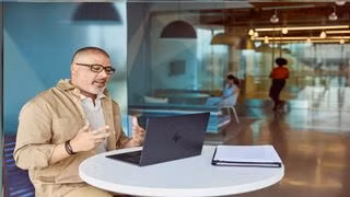 EliteBook Ultra G1i hỗ trợ nhiều cổng kết nối như Thunderbolt 4, USB-A, giắc tai nghe/micro và Wi-Fi 7.(Ảnh: TechRadar)