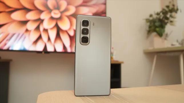 Tích hợp AI tiên tiến như trợ lý Folax, giúp thực hiện các tác vụ bằng giọng nói. (Ảnh: YugaTech)