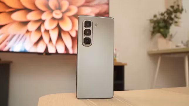 Tích hợp AI tiên tiến như trợ lý Folax, giúp thực hiện các tác vụ bằng giọng nói. (Ảnh: YugaTech)