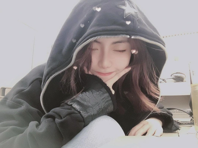 Trên nền tảng mới, Chu Thục Di mất hơn 4 triệu người theo dõi so với trước đây, dù đã công khai xin lỗi và thử nghiệm nhiều phong cách livestream mới.(Ảnh: Tri thức trẻ)