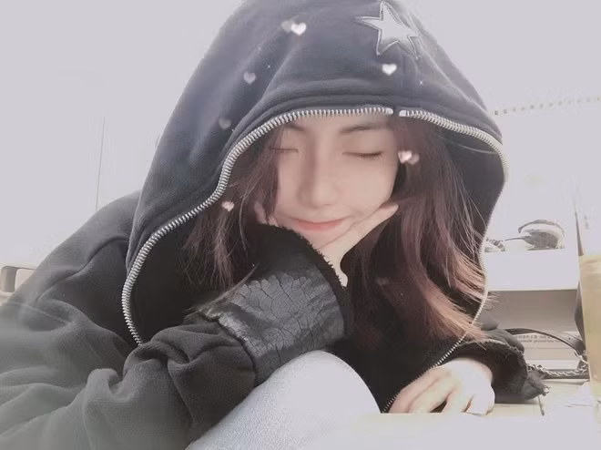 Trên nền tảng mới, Chu Thục Di mất hơn 4 triệu người theo dõi so với trước đây, dù đã công khai xin lỗi và thử nghiệm nhiều phong cách livestream mới.(Ảnh: Tri thức trẻ)